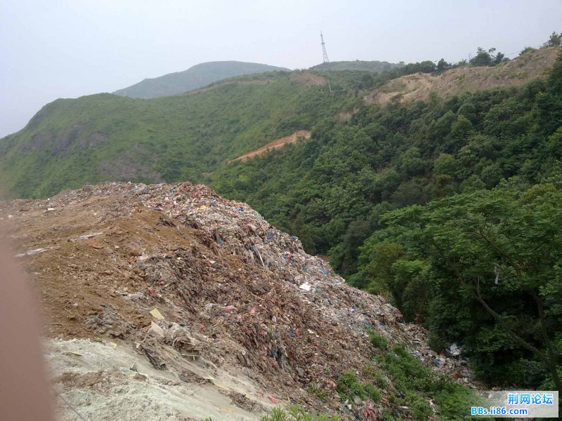 旧的填埋场很原始，垃圾赤裸裸的躺在大自然里，现在差不多饱和了，