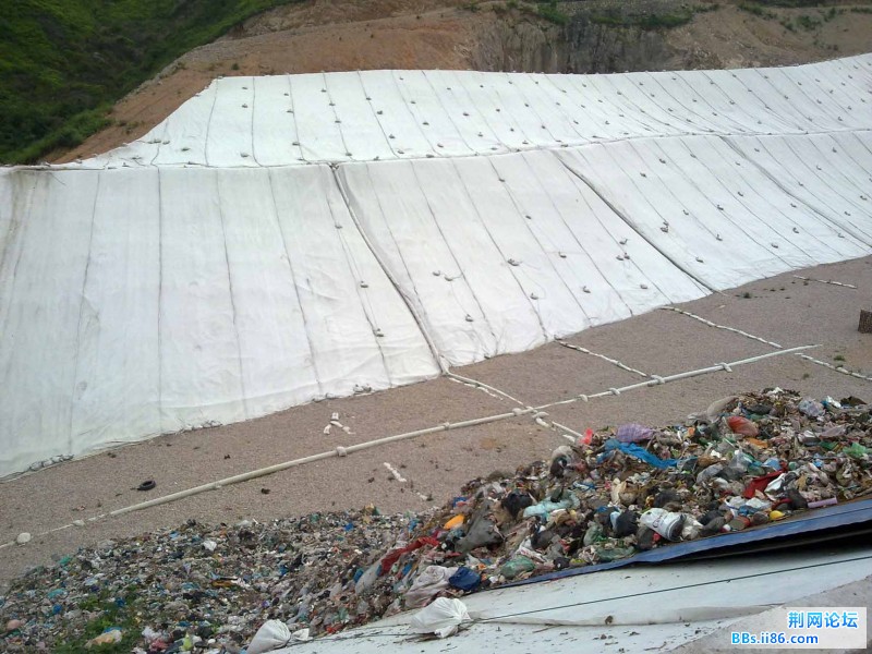 新建的垃圾无害填埋场