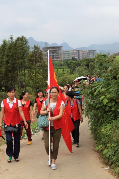 03志愿者前往大荆敬老院途中（IMG_1859）.JPG