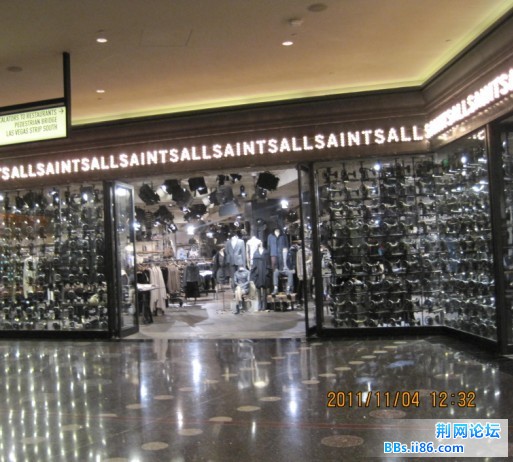 这家店的重点是橱窗都是老式缝纫机.jpg