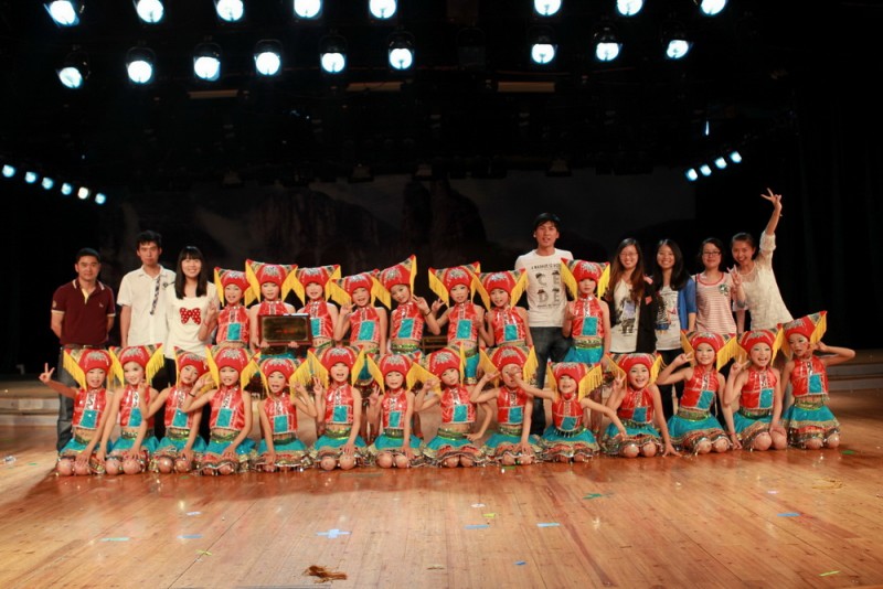 一等奖--总分排名第一--海岛寄宿学校演员与校长、老师们合影0.jpg