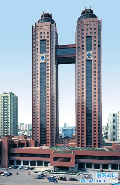 the-nearly-500-foot-tall-pyongyang-koryo-hotel-is-the-second-highest-hotel-build.jpg