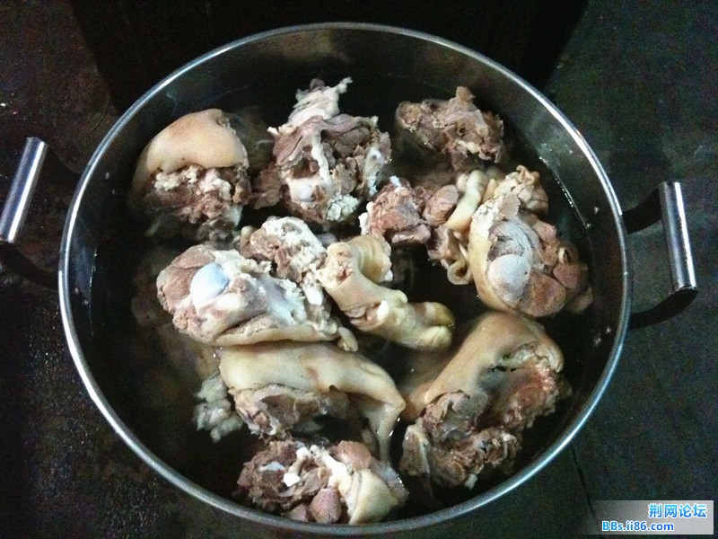 本店特色之一，白切羊肉，嘻嘻还没开煮