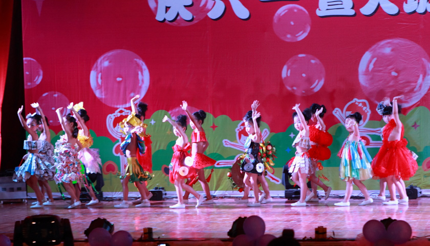 02《百变精灵》大一班 环境时装秀(BI0E3851).JPG