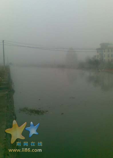 水上都冒着烟..