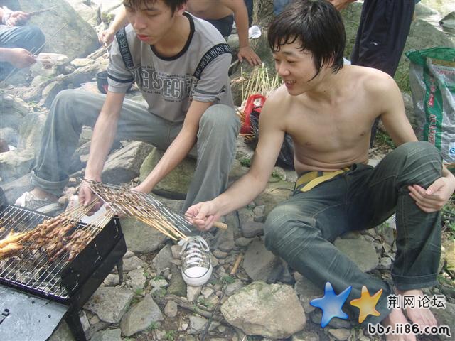 瞧他们烤的满头大汗.JPG
