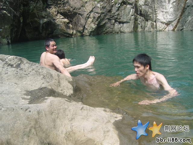 他们玩水玩的可开心了.JPG