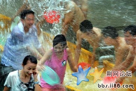 疯狂泼水.jpg