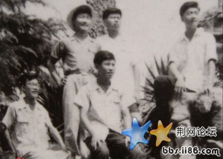  泰山公园内与同学合影(右一)