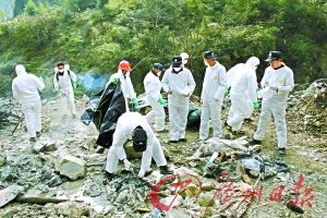 四川18名地震遇难者遗体深埋半年后被发掘.jpg