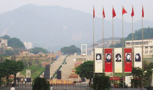 重庆两男子向党旗国旗投掷油漆鸡蛋被拘(图).jpg