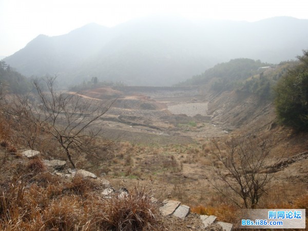 重修的闹水坑水库.jpg
