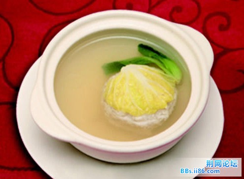 国宴狮子头 这是周恩来总理最喜爱的一道国宴菜。此菜选用肥四瘦六的五花肉手工切成小粒，和国宴顶级清汤制作 ...