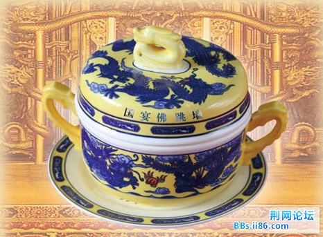 国宴佛跳墙 这是一道极品国宴菜。此菜精选鲍鱼、鱼翅、辽参、鱼肚、干贝、鲍菇、鸽蛋、裙边等八种顶级原料， ...