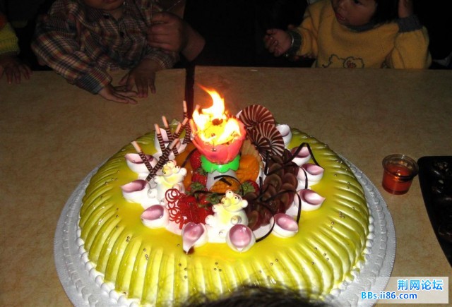 共同许下生日愿望,一起来吹蜡烛吧.