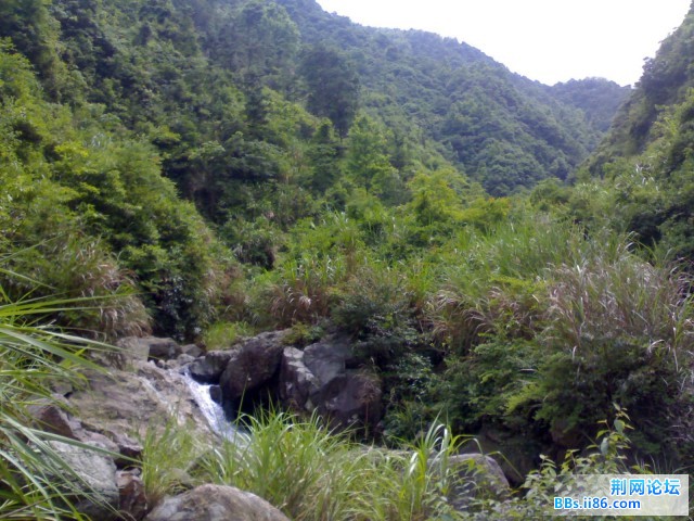 山不高路不远,近溪流淌.jpg
