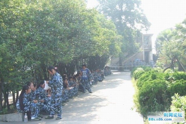 DSCF0162休息是树阴下是最热闹的了.JPG