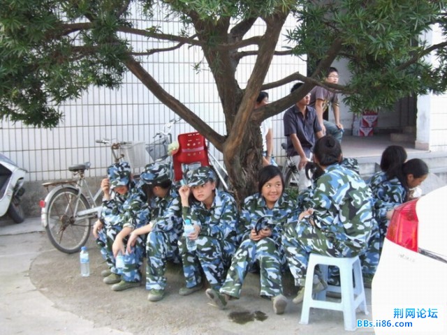 DSCF0274休息是树阴下是最热闹的了.JPG