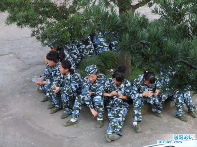 DSCF0288休息是树阴下是最热闹的了.JPG