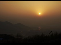 荆山背日出